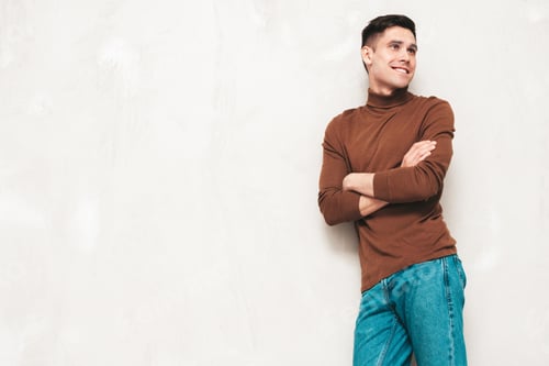 Vista previa: Hombre guapo con estilo posando en estudio