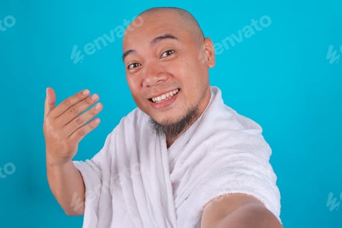 Preview: Muslim Traveler Making Friendly Hand Gesture
