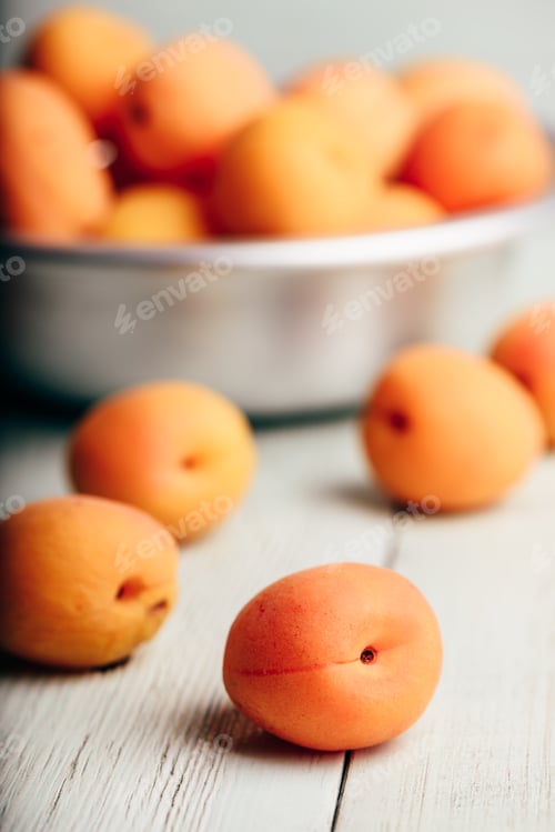 Preview: Mellow apricots over light wooden surface