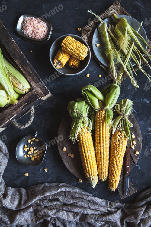 Preview: Grilled corn cobs with sauce, coriande. Mexican food. Top view. Copy space, healthy food, vegetables