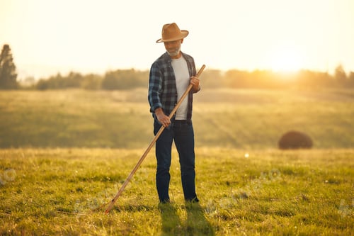 Visualização: Mature couple working on the farm