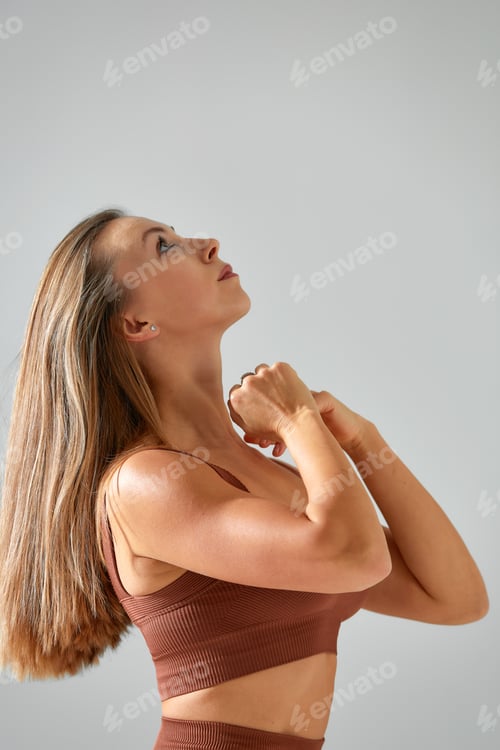 Preview: Young woman with beautiful slim healthy body posing in studio. Fitness female model in sportswear on