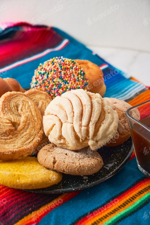Preview: Traditional mexican sweet bread on rustic background