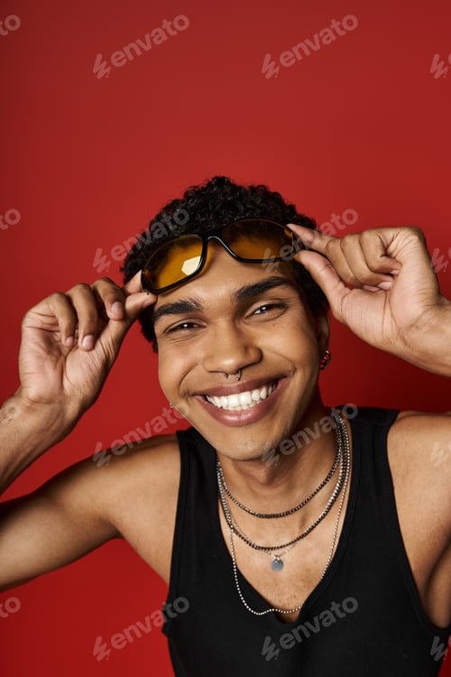 Preview: Smiling Young Man Radiates Confidence