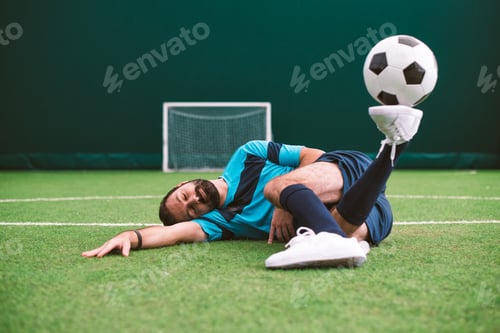 Vorschau: Filmmusik Bild eines Fußball-Freestyle-Spielers, der mit dem Ball Tricks macht.