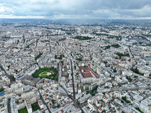 Preview: Dense urban layout by the Seine