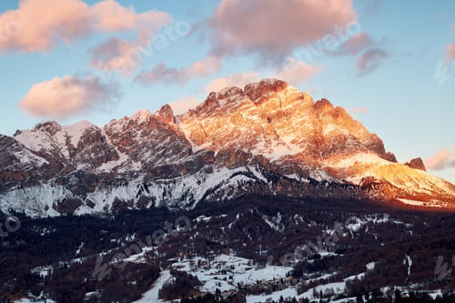 Vista previa: Close up shot of Cortina d'Ampezzo mountains