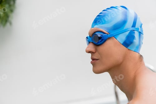 Preview: side view of man in swimming cap and goggles