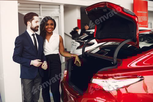 Visualização: Mulher negra elegante em um salão de automóveis