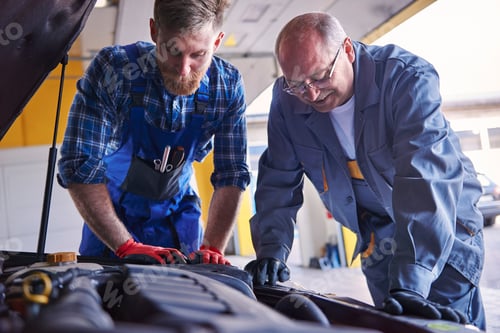 Preview: Professional mechanics at popular auto-workshop