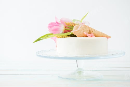 Preview: Beautiful Small Cake with Flowers and Cookie Cone