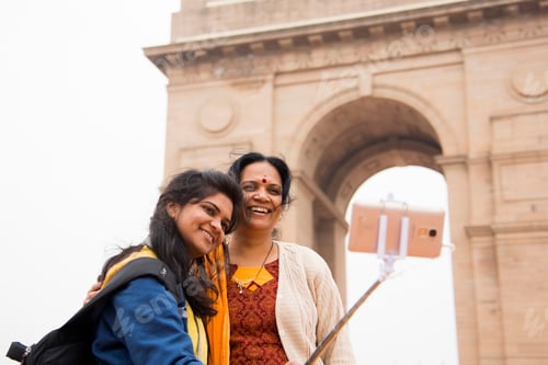 Preview: Tourist taking selfie with smart phone in front of India Gate, Delhi, India.