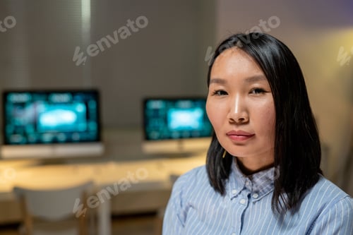 Preview: Portrait of Confident Asian Woman in Office