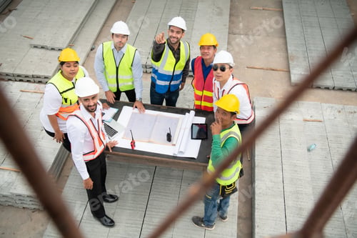 Preview: Construction engineers, architects, and foremen form a group. Participate in a meeting