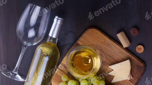 Preview: Glass of white wine