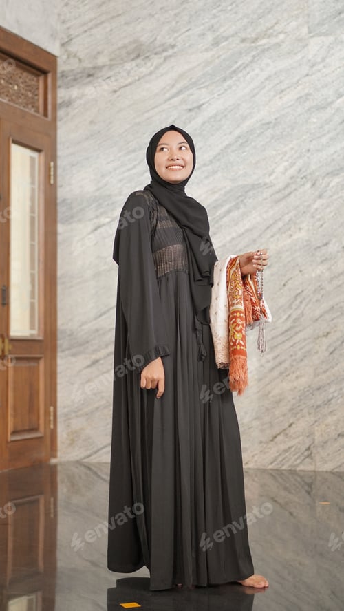 Preview: Muslim woman after worship at the mosque