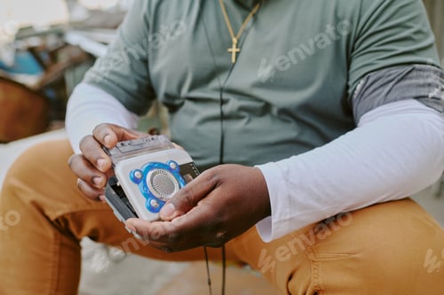 Vista previa: Manos masculinas sosteniendo una grabadora