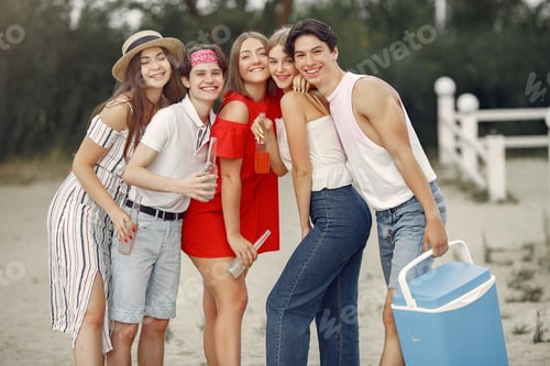 Preview: Friends have fun on a beach with drinks