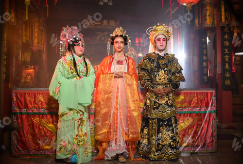 Preview: Male and female Chinese opera actors Light a candle