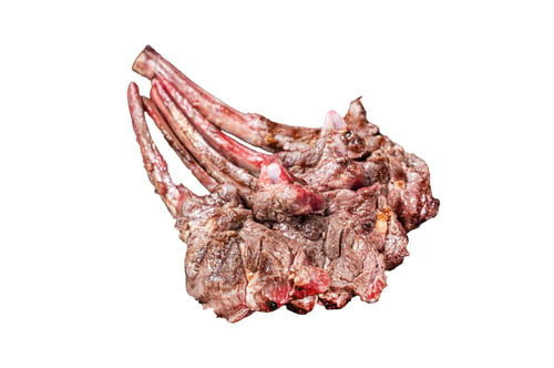 Vista previa: Chuleta de cordero a la parrilla a la barbacoa, chuleta de costilla de cordero en bandeja de acero con tomillo. Fondo blanco aislado.