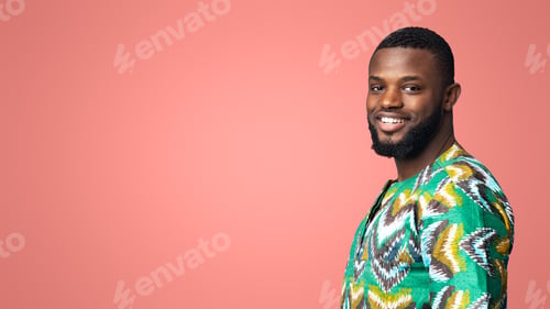 Preview: Positive black man in african shirt looking at camera