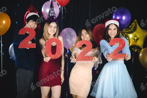 Visualização: Evento de festa de comemoração do ano novo de 2021 a 2022 com jovens asiáticos felizes e divertidos