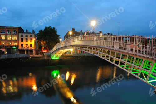 Preview: The Ha'Penny Bridge Over The River Liffey In Dublin, Ireland.