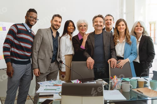 Preview: Diverse Business Team Portrait - Smiling Corporate Professionals Group Photo
