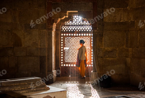 Preview: Indian woman in front of stone carving window