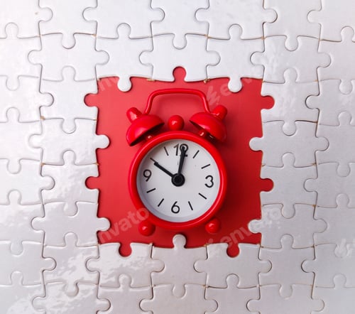 Preview: Concept red alarm clock and puzzle on red background