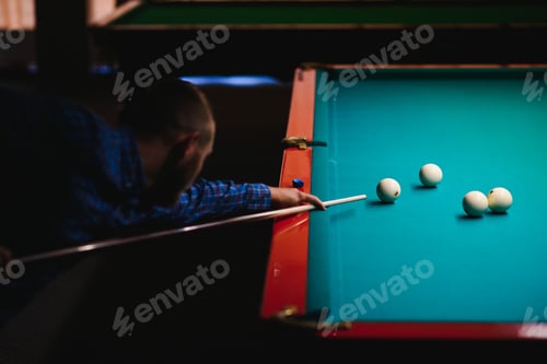 Preview: the player takes aim at the ball in Billiards