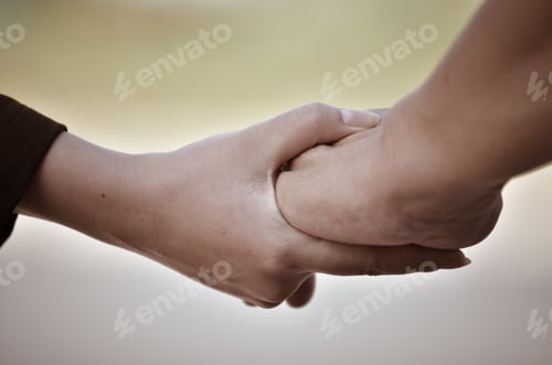 Preview: Hand in hand, warm atmosphere