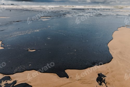 Preview: Oil in coastline after a tanker wreck. Fuel oil leak and polluted beach