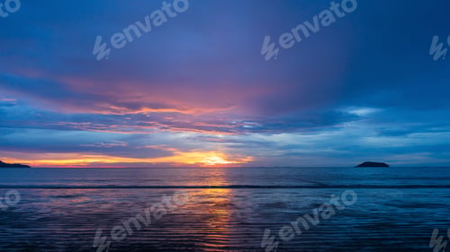 Preview: Beautiful sunset on sea. natural landscape background.
