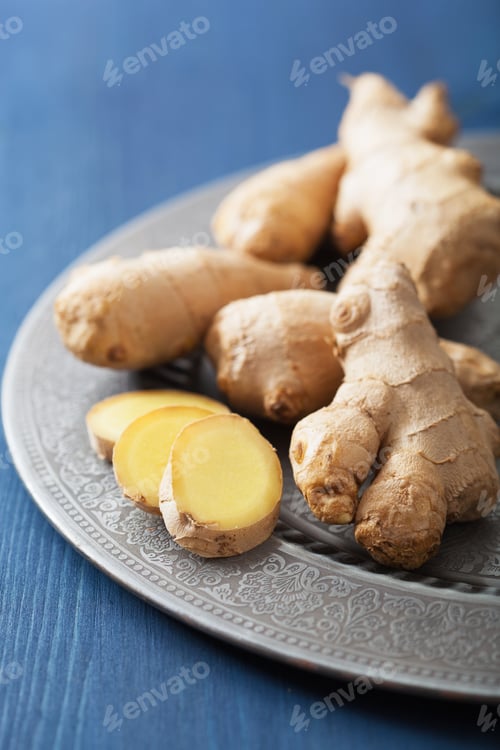 Preview: fresh ginger on vintage plate