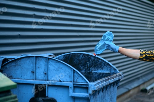 Preview: Volunteer puts trash into the can, volunteering
