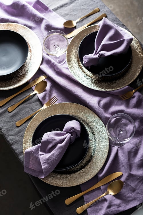 Preview: Table style decoration with dark linen tablecloth