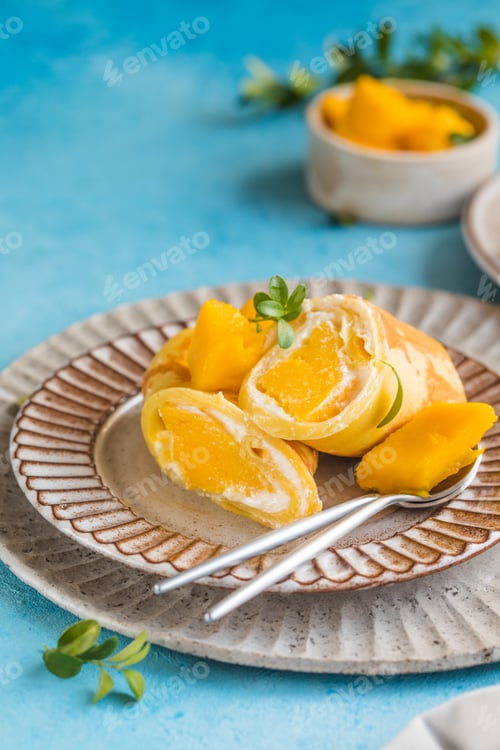 Preview: Sticky rice and mango crepe cake roll ,
Hong Kong , Thai food style in summer
