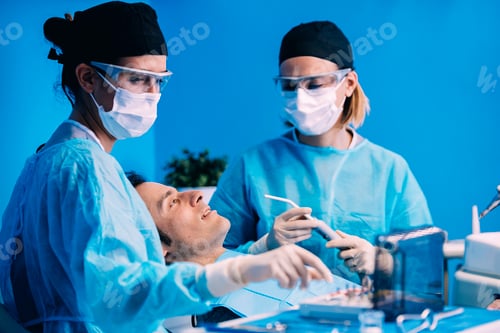 Preview: Dentists with a patient during a dental intervention