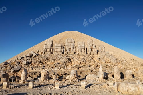 Preview: Nemrut Mountain and giant statue heads from1st century BC, in Adiyaman, Turkey.
