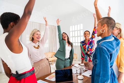 Preview: Group of businesswomen meeting in the office
