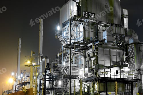 Vorschau: Industriekomplex bei Nacht