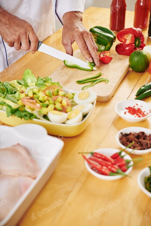 Preview: Man cutting green bell pepper f