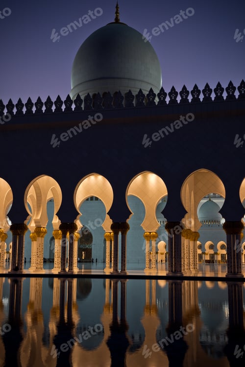 Preview: Sheikh Zayed White Mosque in Abu Dhabi at night