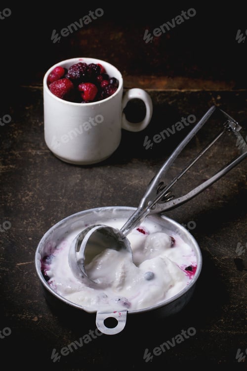 Preview: Ice cream with berries
