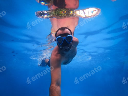 Preview: Selfie at swimming Pool .