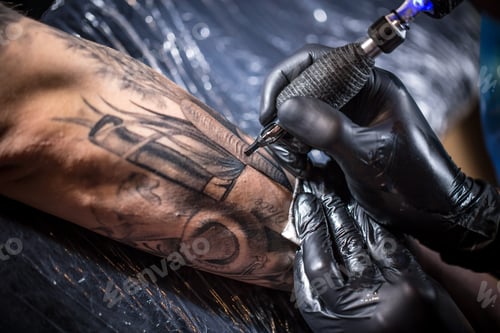 Preview: Hands of the artist tattooing