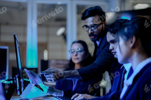 Vista previa: Dos ingenieros diferentes coordinan las operaciones en un turno de noche.