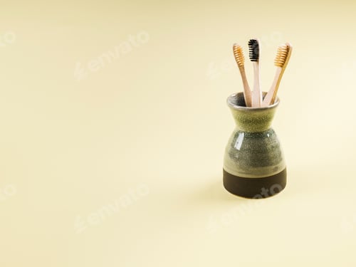 Preview: Zero waste bamboo toothbrushes in glass on beige