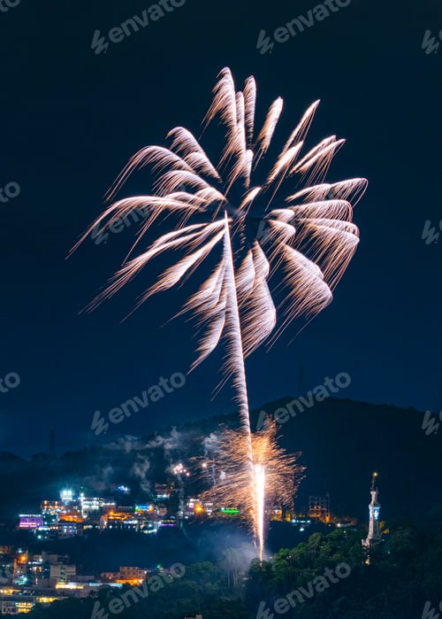 Preview: Night images with New Year's (Réveillon) fireworks exploding in the sky